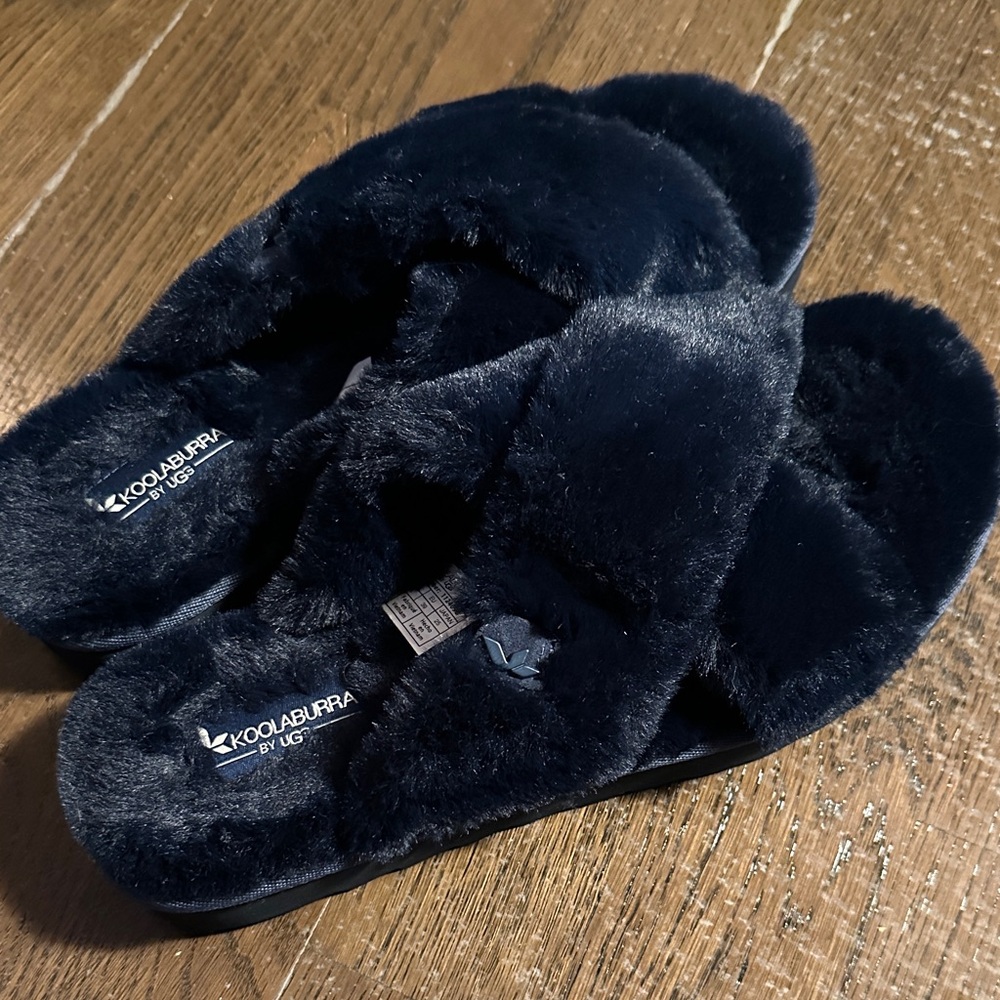 Koolaburra by UGG navy Fuzzy Slippers